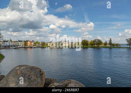 Schwerin - Blick vom Schweriner Schloss auf den Schiffsanleger, wo die sogenannte Weiße Flotte ihre Bootstouren rund um den Schweriner See, Mecklenburg-Vorpommer, startet Stockfoto