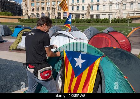 Barcelona, Spanien. 15. Oktober 2022. Ein Aktivist für die Unabhängigkeit Kataloniens wird gesehen, wie er die Installation seines Zeltes beendet.die separatistische Zivileinheit Assemble Nacional Catala (ANC) beginnt ihre politische Kampagne "Wir beschuldigen die spanische Justiz" mit einem zweitägigen Nachtlager auf der Plaza de Catalunya, um den politischen Prozess der Unabhängigkeit Kataloniens zu fördern. Kredit: SOPA Images Limited/Alamy Live Nachrichten Stockfoto