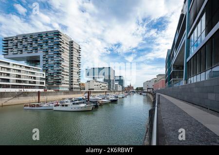Köln - Blick auf Kranichhäuser mit Marina und Rheinau, Nordrhein-Westfalen, Deutschland, 02.09.2016 Stockfoto