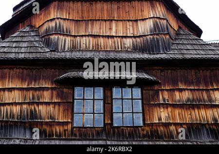 Fenster mit alten geschlossenen Fensterläden in alten Stuckwänden, Fenster mit hölzernen Fensterläden ein altes Haus Stockfoto