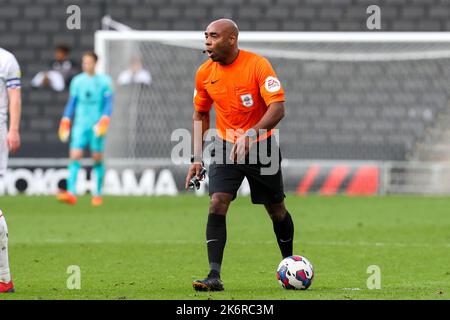 Schiedsrichter Sam Allison während der zweiten Hälfte des Sky Bet League 1-Spiels zwischen MK Dons und Plymouth Argyle im Stadium MK, Milton Keynes am Samstag, den 15.. Oktober 2022. (Kredit: John Cripps | MI Nachrichten) Kredit: MI Nachrichten & Sport /Alamy Live Nachrichten Stockfoto