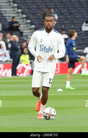 London, Großbritannien. 15. Oktober 2022. Alex Iwobi von Everton erwärmt sich während des Premier League-Spiels zwischen Tottenham Hotspur und Everton am 15. Oktober 2022 im Tottenham Hotspur Stadium, London, England. Foto von Ken Sparks. Nur zur redaktionellen Verwendung, Lizenz für kommerzielle Nutzung erforderlich. Keine Verwendung bei Wetten, Spielen oder Veröffentlichungen einzelner Clubs/Vereine/Spieler. Kredit: UK Sports Pics Ltd/Alamy Live Nachrichten Stockfoto