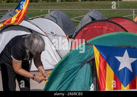 Barcelona, Spanien. 15. Oktober 2022. Eine Aktivistin für die Unabhängigkeit Kataloniens wird gesehen, wie sie die Installation ihres Zeltes beendet.die separatistische Zivileinheit Assemble Nacional Catala (ANC) beginnt ihre politische Kampagne "Wir beschuldigen die spanische Justiz" mit einem zweitägigen Nachtlager auf der Plaza de Catalunya, um den politischen Prozess der Unabhängigkeit Kataloniens zu fördern. (Foto von Paco Freire/SOPA Images/Sipa USA) Quelle: SIPA USA/Alamy Live News Stockfoto