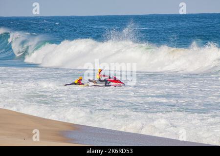 Rettungsschwimmer mit Jetski am Strand von Leblon in Rio de Janeiro, Brasilien - 18. Mai 2022: Rettungsschwimmer mit Jetski am Praia do Leblon an einem sonnigen Nachmittag in Rio Stockfoto