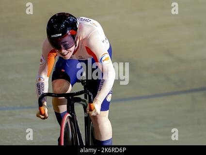 SAINT-QUENTIN-EN-YVELINES - Kyra Lamberink im 500-Meter-Zeitfahren am vierten Tag der UCI-Bahn-Weltmeisterschaft. ANP ROBIN VAN LONKHUIJSEN Stockfoto