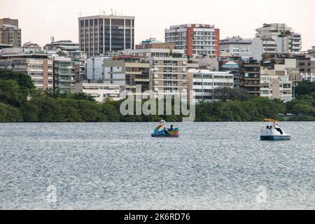 Tretboot am späten Nachmittag an der Lagune Rodrigo de Freitas in Rio de Janeiro, Brasilien - 29. Mai 2022: Tretboot an der Lagune Rodrigo de Freitas in Rio d Stockfoto