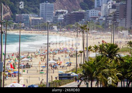 Ipanema Strand in Rio de Janeiro, Brasilien - 25. Oktober 2022: Ipanema Strand voll in einem schönen sonnigen Tag in Rio de Janeiro. Stockfoto