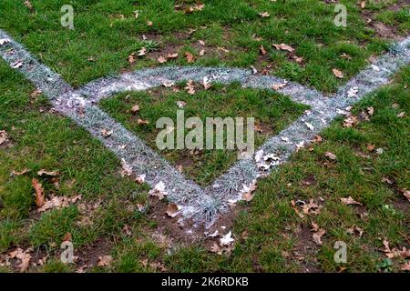 Ecke eines Fußballfeldes, weiße Linien auf einem Fußballplatz. Stockfoto