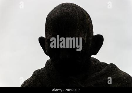 Silhouette der Mahatma Gandhi Statue in der Innenstadt von Rio de Janeiro, Brasilien - 11. September 2022: Silhouette der Mahatma Gandhi Statue in der Innenstadt von Rio de Ja Stockfoto