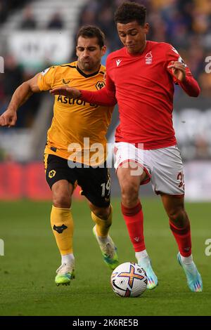 Brennan Johnson aus Nottingham Forest wurde am Samstag, den 15.. Oktober 2022, vom Jonny of Wolverhampton Wanderers während des Premier League-Spiels zwischen Wolverhampton Wanderers und Nottingham Forest in Molineux, Wolverhampton unter Druck gesetzt. (Kredit: Jon Hobley | MI News) Kredit: MI Nachrichten & Sport /Alamy Live News Stockfoto