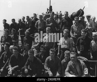 Foto von Marine Commandos an Bord der USS Nautilus, die nach einem Überfall auf Makin IslandU.S. in Pearl Harbor eindrangen RAID auf Makin Island, August 1942. Marine Commandos an Bord der USS Nautilus; Einfahrt nach Pearl Harbor nach einer Razzia auf Makin Island. Stockfoto