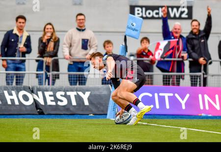 Alex Lewington von Saracens erzielt am 15. Oktober 2022 beim Rugby-Spiel der Gallagher Premiership zwischen Saracens und Bath Rugby im StoneX Stadium, London, England, eine zweite Halbzeit. Foto von Phil Hutchinson. Nur zur redaktionellen Verwendung, Lizenz für kommerzielle Nutzung erforderlich. Keine Verwendung bei Wetten, Spielen oder Veröffentlichungen einzelner Clubs/Vereine/Spieler. Kredit: UK Sports Pics Ltd/Alamy Live Nachrichten Stockfoto