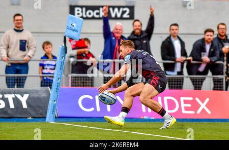 Alex Lewington von Saracens erzielt am 15. Oktober 2022 beim Rugby-Spiel der Gallagher Premiership zwischen Saracens und Bath Rugby im StoneX Stadium, London, England, eine zweite Halbzeit. Foto von Phil Hutchinson. Nur zur redaktionellen Verwendung, Lizenz für kommerzielle Nutzung erforderlich. Keine Verwendung bei Wetten, Spielen oder Veröffentlichungen einzelner Clubs/Vereine/Spieler. Kredit: UK Sports Pics Ltd/Alamy Live Nachrichten Stockfoto