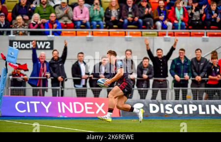 Alex Lewington von Saracens erzielt am 15. Oktober 2022 beim Rugby-Spiel der Gallagher Premiership zwischen Saracens und Bath Rugby im StoneX Stadium, London, England, eine zweite Halbzeit. Foto von Phil Hutchinson. Nur zur redaktionellen Verwendung, Lizenz für kommerzielle Nutzung erforderlich. Keine Verwendung bei Wetten, Spielen oder Veröffentlichungen einzelner Clubs/Vereine/Spieler. Kredit: UK Sports Pics Ltd/Alamy Live Nachrichten Stockfoto