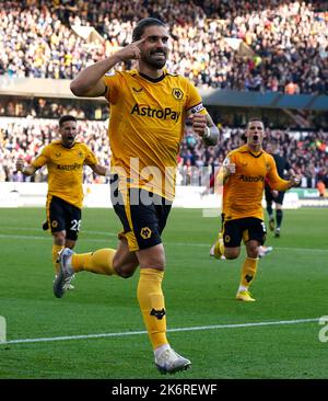 Wolverhampton, Großbritannien. 15.. Oktober 2022. Ruben Neves von Wolverhampton Wanderers feiert, nachdem er beim Premier League-Spiel in Molineux, Wolverhampton, das Eröffnungstreffer erzielt hat. Kredit: Sportimage/Alamy Live Nachrichten Stockfoto