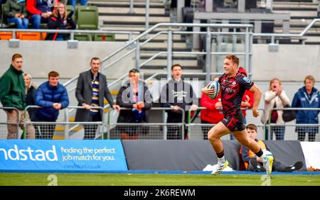 Alex Lewington von Saracens erzielt am 15. Oktober 2022 beim Rugby-Spiel der Gallagher Premiership zwischen Saracens und Bath Rugby im StoneX Stadium, London, England, eine zweite Halbzeit. Foto von Phil Hutchinson. Nur zur redaktionellen Verwendung, Lizenz für kommerzielle Nutzung erforderlich. Keine Verwendung bei Wetten, Spielen oder Veröffentlichungen einzelner Clubs/Vereine/Spieler. Kredit: UK Sports Pics Ltd/Alamy Live Nachrichten Stockfoto