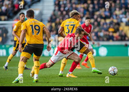 Wolverhampton, Großbritannien. 15. Oktober 2022. Harry Toffolo #15 aus Nottingham Forest wird während des Premier League-Spiels Wolverhampton Wanderers gegen Nottingham Forest in Molineux, Wolverhampton, Vereinigtes Königreich, 15.. Oktober 2022 von Adama Traore #37 aus Wolverhampton Wanderers vom Ball geschlagen (Foto von Ritchie Sumpter/News Images) in Wolverhampton, Vereinigtes Königreich am 10/15/2022. (Foto von Ritchie Sumpter/News Images/Sipa USA) Quelle: SIPA USA/Alamy Live News Stockfoto