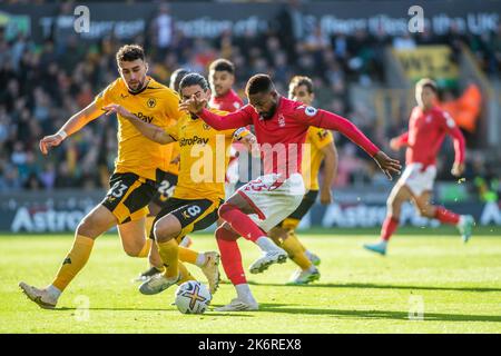 Wolverhampton, Großbritannien. 15. Oktober 2022. Emmanuel Dennis #25 von Nottingham Forest sieht sich während des Premier League-Spiels Wolverhampton Wanderers gegen Nottingham Forest in Molineux, Wolverhampton, Großbritannien, 15.. Oktober 2022 (Foto von Ritchie Sumpter/News Images) in Wolverhampton, Großbritannien am 10/15/2022 gegen die Verteidigung von Wolverhampton, Großbritannien, an. (Foto von Ritchie Sumpter/News Images/Sipa USA) Quelle: SIPA USA/Alamy Live News Stockfoto