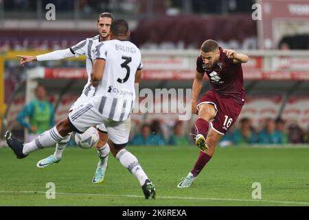 Turin, Italien, 15.. Oktober 2022. Gleison Bremer von Juventus blockiert einen Schuss von Nikola Vlasic vom FC Turin, während Adrien Rabiot von Juventus während des Serie-A-Spiels im Stadio Grande Torino, Turin, zuschaut. Bildnachweis sollte lauten: Jonathan Moscrop / Sportimage Stockfoto