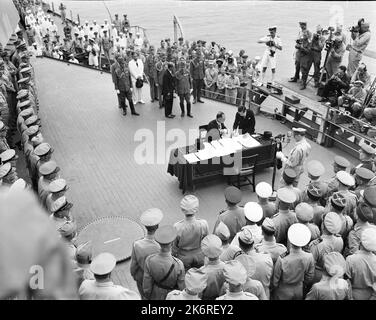 Kapitulation an Bord der USS Missouri in Tokyo Bay, JapanDiese historische Kapitulation an Bord der USS Missouri (BB-63) Tokyo Bay. Der JAP-Außenminister, Namoru Shigemitsu, unterzeichnet Kapitulationsbedingungen, während hochrangige alliierte Offiziere darauf blicken. General Douglas MacArthur, Oberbefehlshaber, überträgt die Zeremonien. Stockfoto