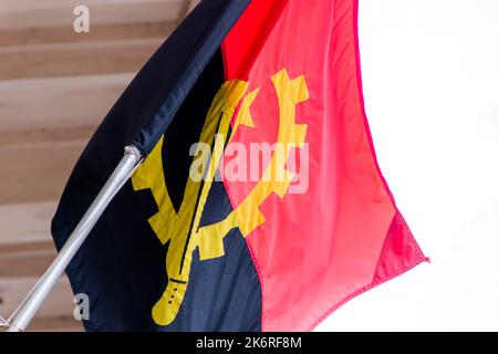 Angola Flagge im Freien in Rio de Janeiro Brasilien. Stockfoto