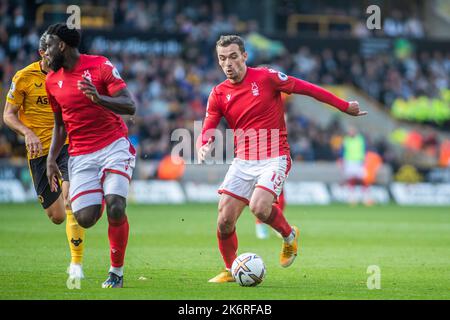 Wolverhampton, Großbritannien. 15. Oktober 2022. Harry Toffolo #15 von Nottingham Forest geht beim Premier League-Spiel Wolverhampton Wanderers gegen Nottingham Forest in Molineux, Wolverhampton, Großbritannien, 15.. Oktober 2022 (Foto von Ritchie Sumpter/News Images) in Wolverhampton, Großbritannien am 10/15/2022 nach vorne. (Foto von Ritchie Sumpter/News Images/Sipa USA) Quelle: SIPA USA/Alamy Live News Stockfoto