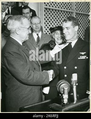 Präsident Harry S. Truman überreicht Ehrenmedaille des Kongresses an LT. Thomas J. Hudner der Präsident Harry S. Truman überreicht LT (JG) Thomas J. Hudner, USN, während einer Zeremonie im Weißen Haus, Washington, D.C. die Ehrenmedaille des Kongresses Unter den Anwesenden waren Herr und Frau Thomas J. Hudner, Sr.'. Stockfoto