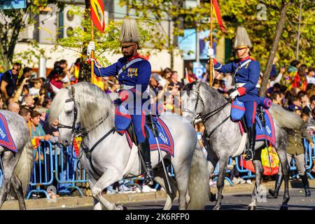 Madrid, Spanien, 12. Oktober 2022: Soldaten der Kaisergarde ziehen durch die Straßen von Madrid. Stockfoto