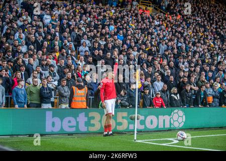 Wolverhampton, Großbritannien. 15. Oktober 2022. Morgan Gibbs-White #10 aus Nottingham Forest nimmt während des Premier League-Spiels Wolverhampton Wanderers gegen Nottingham Forest in Molineux, Wolverhampton, Großbritannien, 15.. Oktober 2022 (Foto von Ritchie Sumpter/News Images) in Wolverhampton, Großbritannien am 10/15/2022 ein Eckkind der Wolverhampton-Fans mit. (Foto von Ritchie Sumpter/News Images/Sipa USA) Quelle: SIPA USA/Alamy Live News Stockfoto