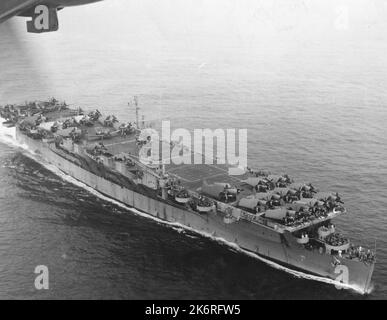 Foto der USS Cowpens (CVL-25)'aufgenommen von NAS Weeksville. USS Cowpens (CVL 25) Position 36* 58' 75* 36'. Kurs 090. Zeit 1235Q. Alt. 150'. F16, 1/125.'. Stockfoto