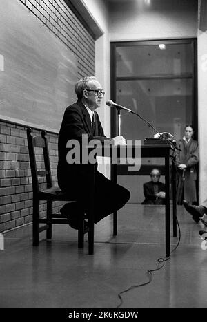 José Ferrater Mora, spanischer Philosoph, Essayist, Schriftsteller und Filmemacher, während einer Konferenz in Buenos Aires, Argentinien, 1986 Stockfoto