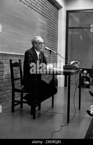 José Ferrater Mora, spanischer Philosoph, Essayist, Schriftsteller und Filmemacher, während einer Konferenz in Buenos Aires, Argentinien, 1986 Stockfoto