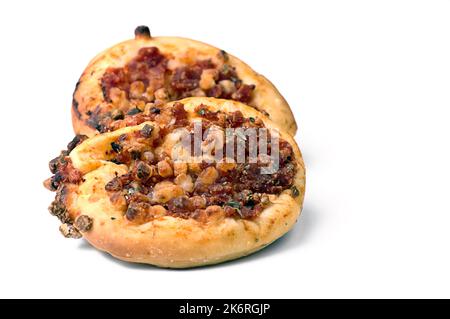 Frisch gekochte Mini-Pizza mit Bio-Zutaten und sehr lecker. Stockfoto