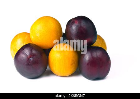 Sehr süße weiße und gelbe Pflaumen auf weißem Hintergrund. Stockfoto