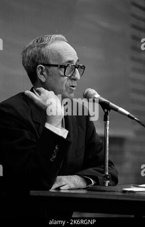 José Ferrater Mora, spanischer Philosoph, Essayist, Schriftsteller und Filmemacher, während einer Konferenz in Buenos Aires, Argentinien, 1986 Stockfoto