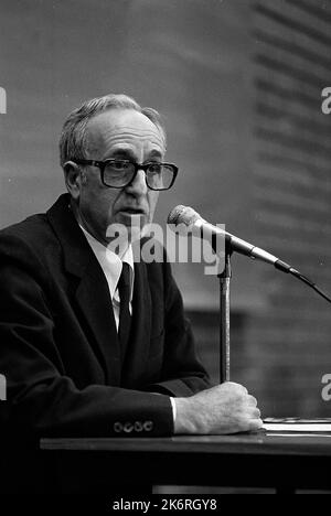 José Ferrater Mora, spanischer Philosoph, Essayist, Schriftsteller und Filmemacher, während einer Konferenz in Buenos Aires, Argentinien, 1986 Stockfoto