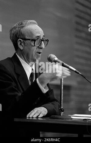 José Ferrater Mora, spanischer Philosoph, Essayist, Schriftsteller und Filmemacher, während einer Konferenz in Buenos Aires, Argentinien, 1986 Stockfoto