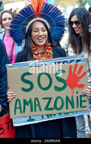 Une marche pour l'amazonie avec 6 représentants indigènes d'Amazonie et de la forêt Atlantique contre la déforestation et l'orpaillage illégal Stockfoto