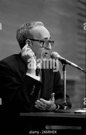 José Ferrater Mora, spanischer Philosoph, Essayist, Schriftsteller und Filmemacher, während einer Konferenz in Buenos Aires, Argentinien, 1986 Stockfoto