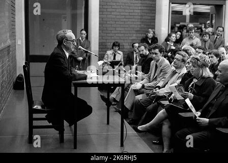 José Ferrater Mora, spanischer Philosoph, Essayist, Schriftsteller und Filmemacher, während einer Konferenz in Buenos Aires, Argentinien, 1986 Stockfoto