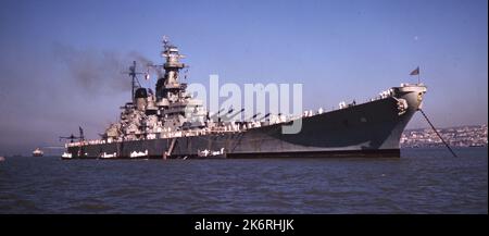 USS Missouri (BB-63) ankerte im Hafen von Piräus, Griechenland, 'Mediterranean Cruise 1946 der USS Missouri (BB 63). USS Missouri (BB 63) vor Anker im Hafen von Piräus, Griechenland.“ Stockfoto
