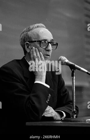 José Ferrater Mora, spanischer Philosoph, Essayist, Schriftsteller und Filmemacher, während einer Konferenz in Buenos Aires, Argentinien, 1986 Stockfoto