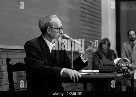 José Ferrater Mora, spanischer Philosoph, Essayist, Schriftsteller und Filmemacher, während einer Konferenz in Buenos Aires, Argentinien, 1986 Stockfoto