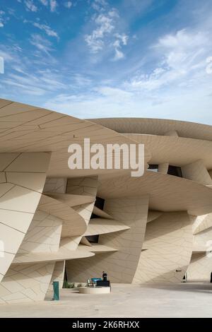 Doha, Katar - Oktober 10,2022 : das Nationalmuseum von Katar ist ein Nationalmuseum in Doha, Katar. Das heutige Gebäude wurde am 28. März der Öffentlichkeit zugänglich gemacht Stockfoto