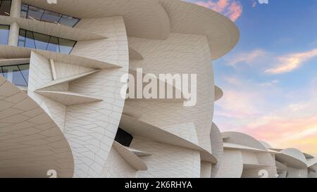 Doha, Katar - Oktober 10,2022 : das Nationalmuseum von Katar ist ein Nationalmuseum in Doha, Katar. Das heutige Gebäude wurde am 28. März der Öffentlichkeit zugänglich gemacht Stockfoto