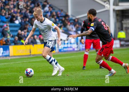 Ali McCann (13) von Preston North End in Aktion während des Sky Bet Championship-Spiels zwischen Preston North End und Stoke City in Deepdale, Preston am Samstag, 15.. Oktober 2022. (Kredit: Mike Morese | MI News) Kredit: MI News & Sport /Alamy Live News Stockfoto