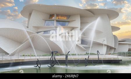 Doha, Katar - Oktober 10,2022 : das Nationalmuseum von Katar ist ein Nationalmuseum in Doha, Katar. Das heutige Gebäude wurde am 28. März der Öffentlichkeit zugänglich gemacht Stockfoto