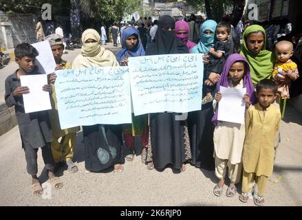 Die Bewohner von Kotri veranstalten am Samstag, dem 15. Oktober 2022, im Hyderabad-Presseclub eine Protestdemonstration gegen die hohe Händigkeit der POLIZEIWACHE VOR ORT. Kredit: Asianet-Pakistan/Alamy Live Nachrichten Stockfoto