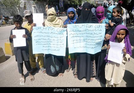 Die Bewohner von Kotri veranstalten am Samstag, dem 15. Oktober 2022, im Hyderabad-Presseclub eine Protestdemonstration gegen die hohe Händigkeit der POLIZEIWACHE VOR ORT. Kredit: Asianet-Pakistan/Alamy Live Nachrichten Stockfoto