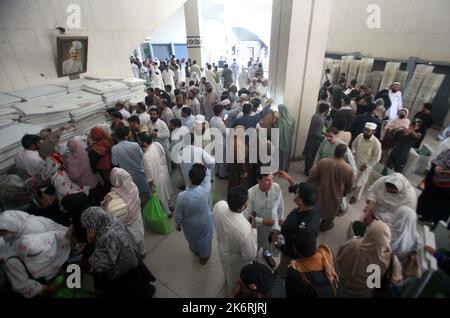 Die Wahlbeobachter führen am Samstag, den 15. Oktober 2022, in der Nishtar Hall in Peshawar Wahlurnen und Wahlunterlagen für ihr Wahllokal vom Amt der Wahlkommission, einen Tag vor der Nachwahl, mit. Die pakistanische Wahlkommission (ECP) übergab am Samstag die Wahlunterlagen an die zuständigen Mitarbeiter und stellte die für den 16. Oktober (Sonntag) geplanten Nachwahlen auf drei freien Sitzen der Nationalversammlung von Khyber Pakhtunkhwa fest. Kredit: Asianet-Pakistan/Alamy Live Nachrichten Stockfoto